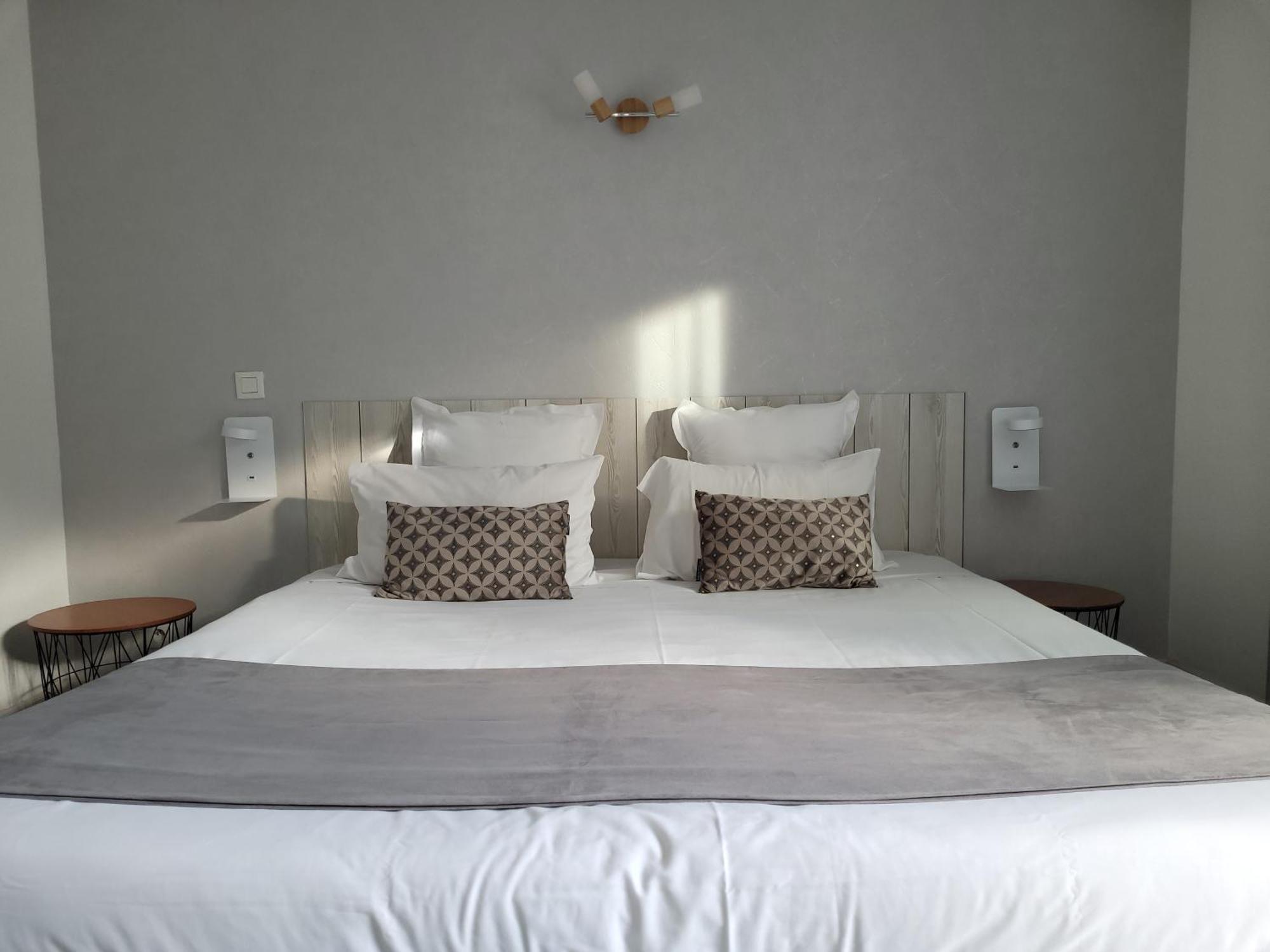 Hotel Le Vanseen Les Vans Exterior photo