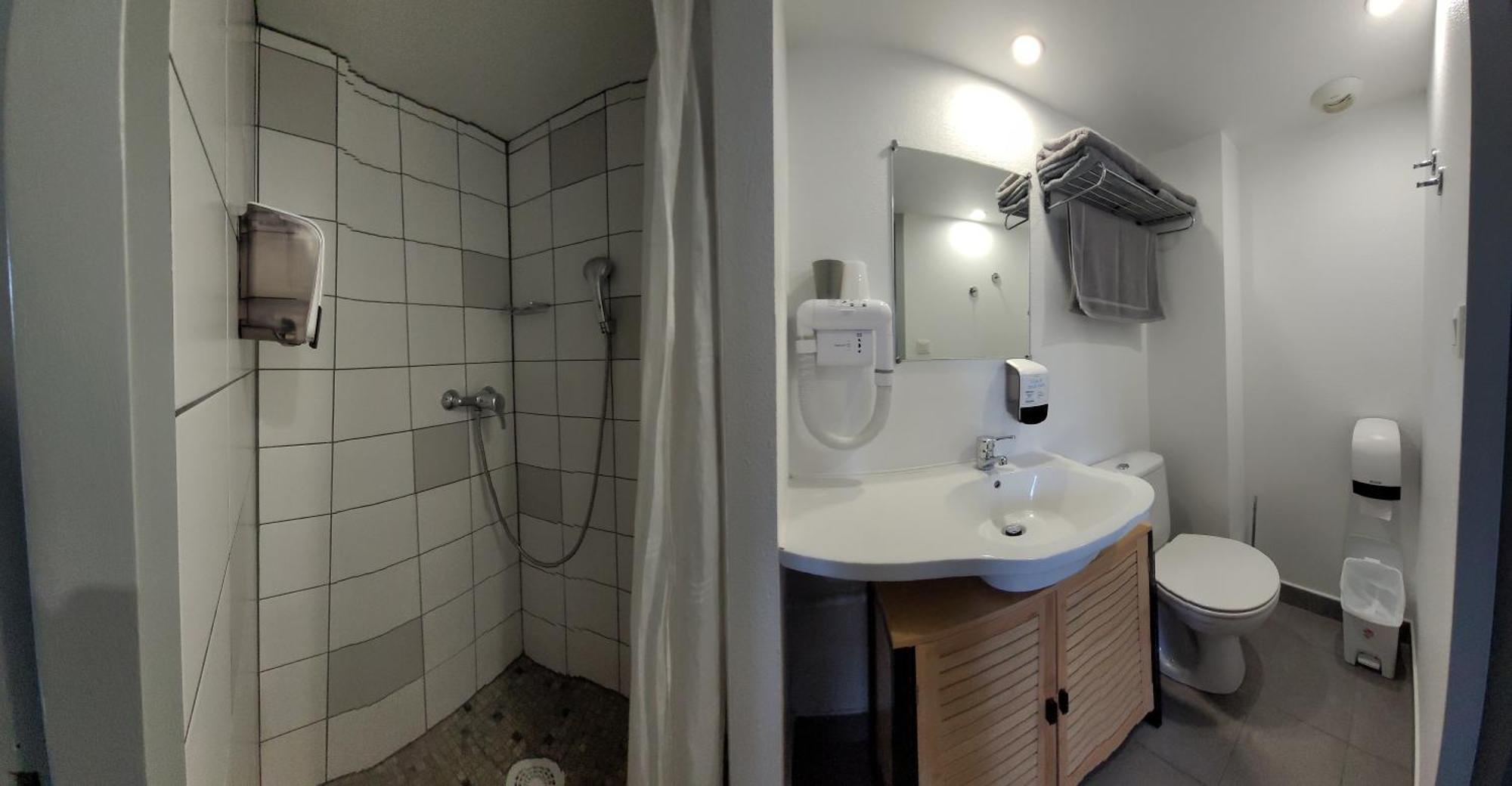 Hotel Le Vanseen Les Vans Exterior photo