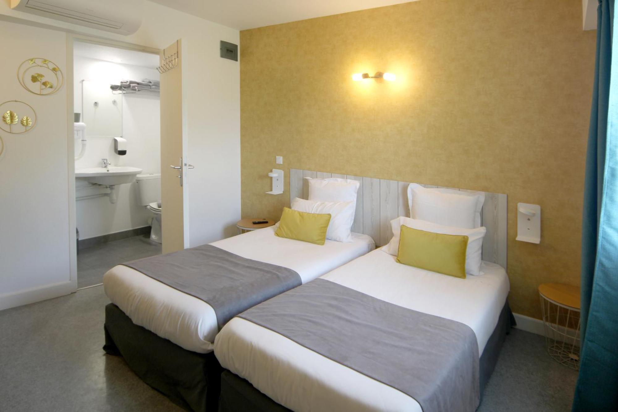 Hotel Le Vanseen Les Vans Exterior photo