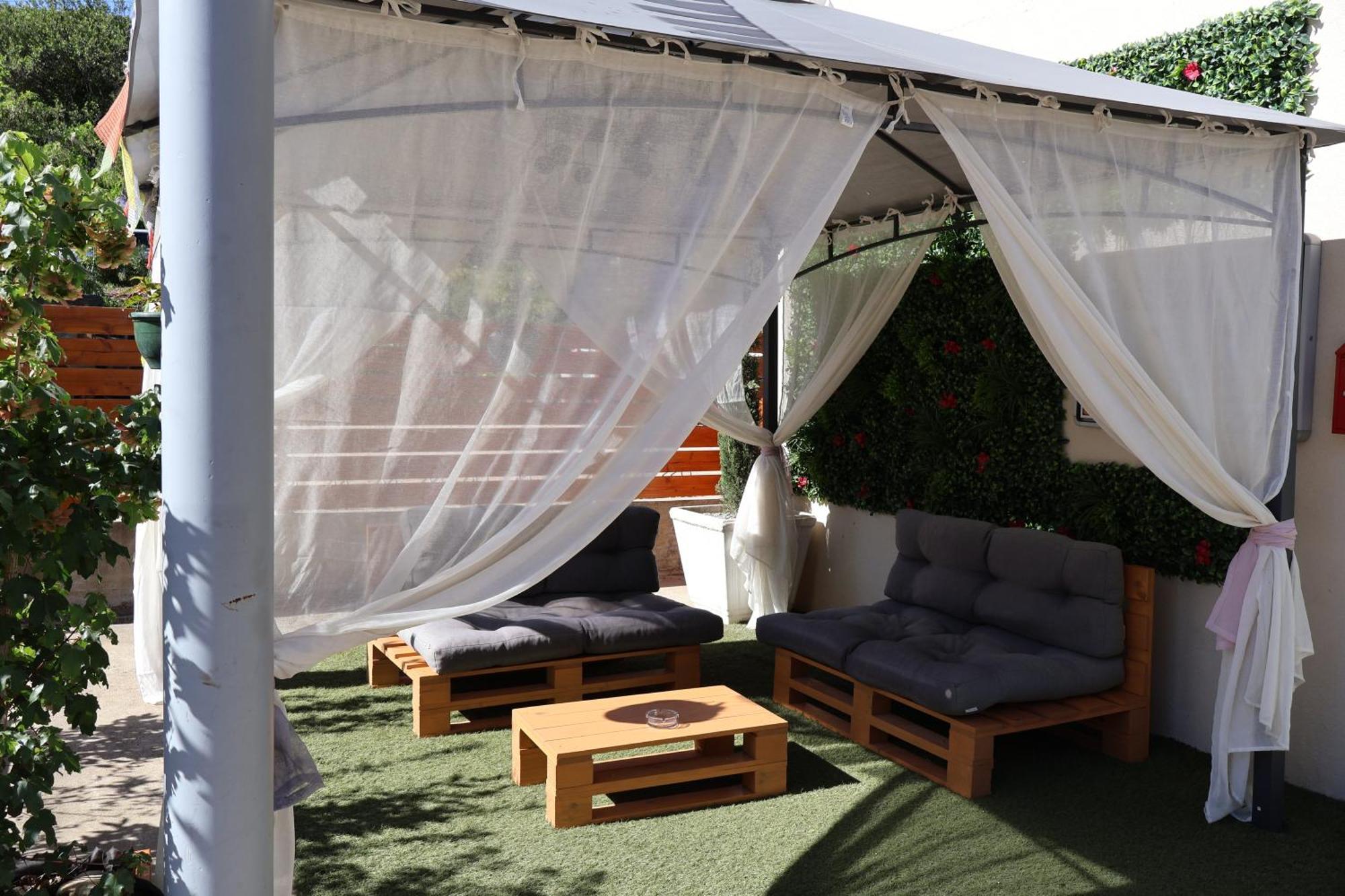 Hotel Le Vanseen Les Vans Exterior photo