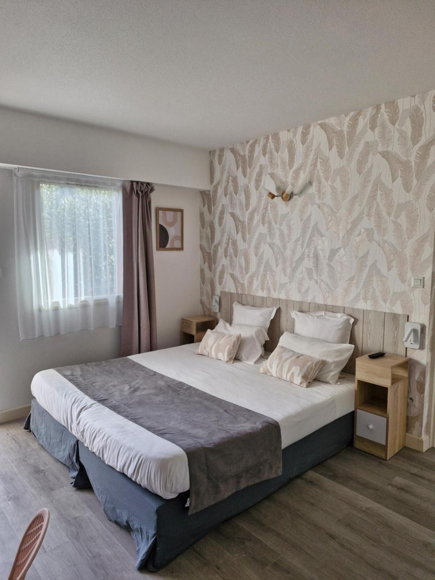 Hotel Le Vanseen Les Vans Exterior photo