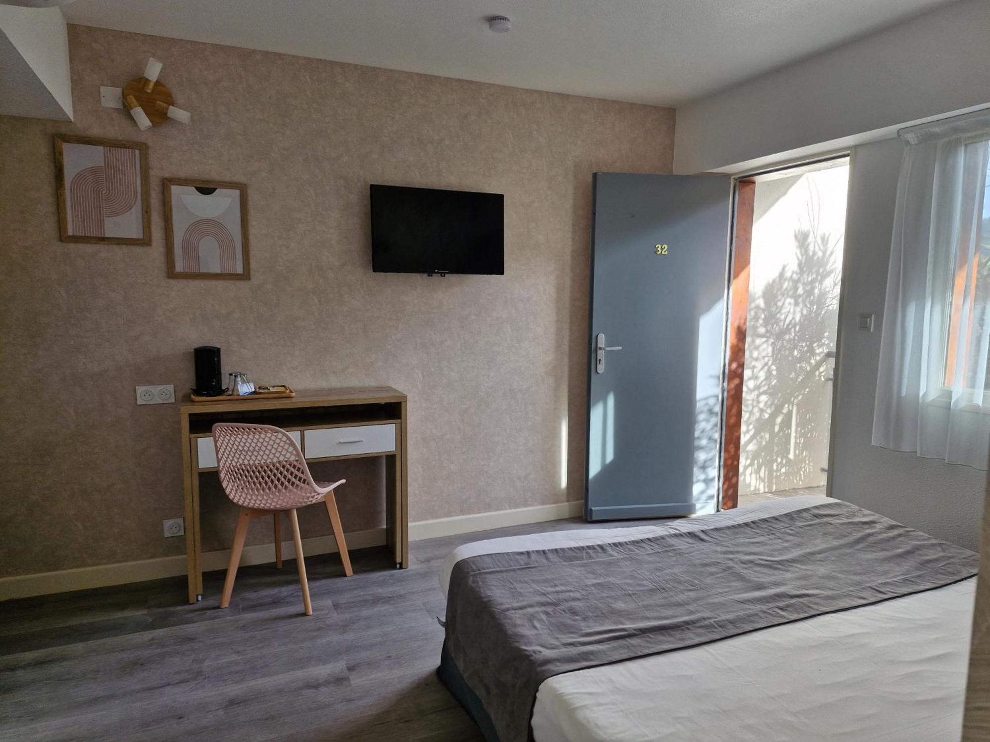 Hotel Le Vanseen Les Vans Exterior photo